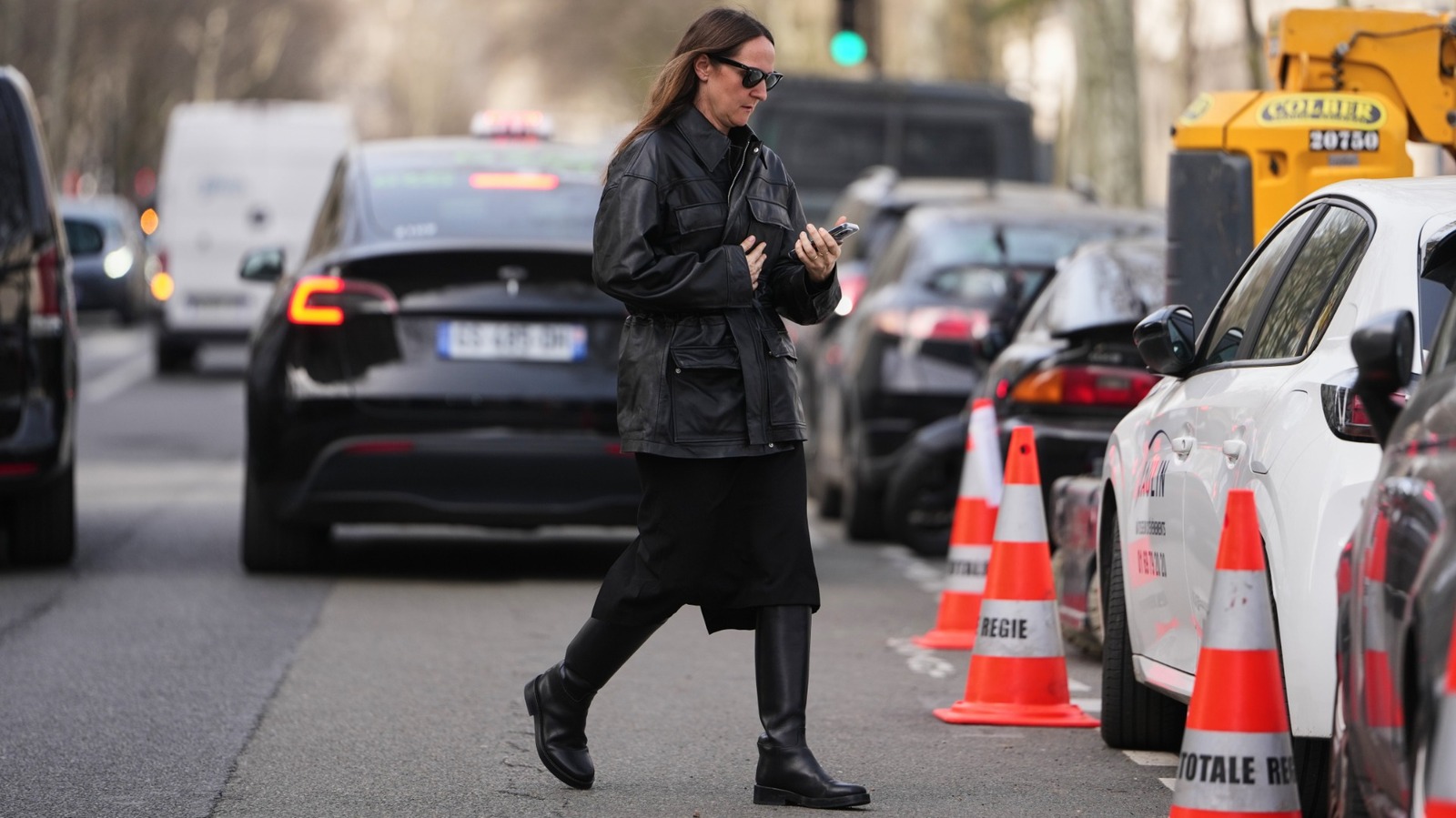 Cette tenue tendance jupe et bottes est l’un des looks les plus en vogue de l’automne 2026