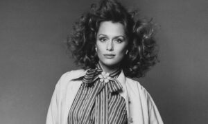 2026 contre 1974 : le mannequin Lauren Hutton a toujours été capable de porter une combinaison puissante
