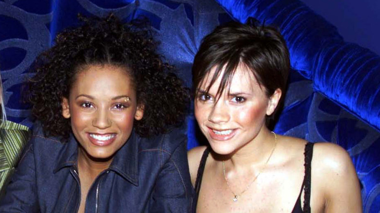 Victoria Beckham posant avec Victoria Brown en 1996