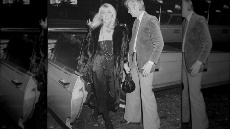 Suzanne Somers sort d'une voiture à New York en 1970