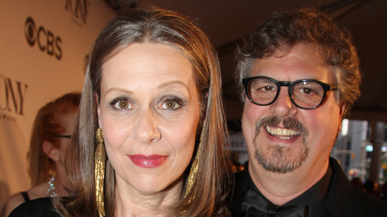 Amy Morton et son mari Rob Millburn souriant ensemble en 2013