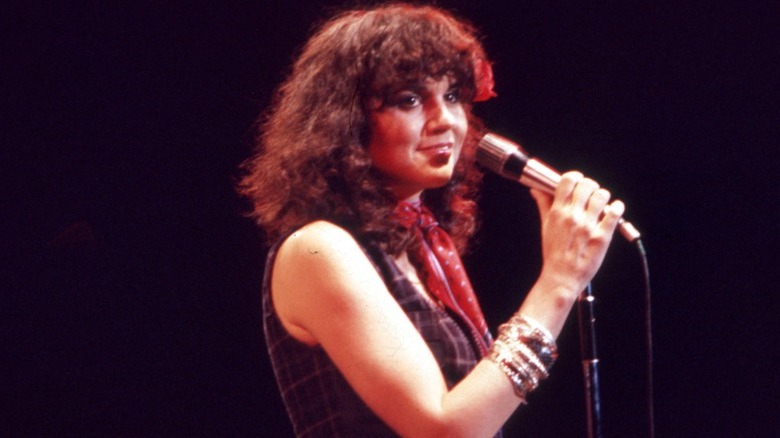 Linda Ronstadt dans les années 1970 se produisant sur scène avec un bandana autour du cou
