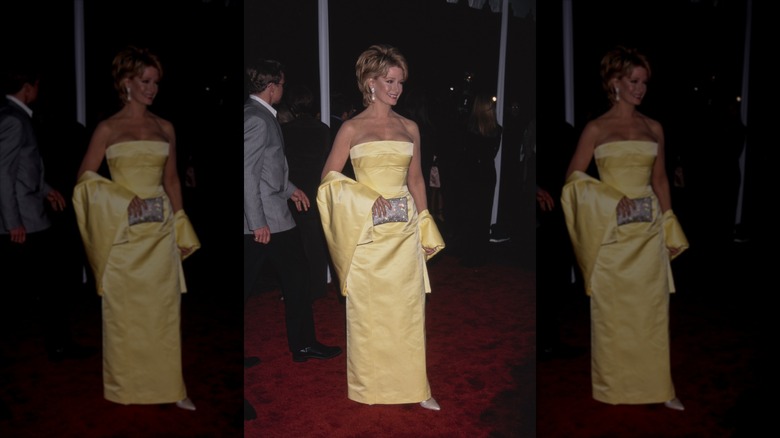 Deidre Hall sourit dans une robe bustier jaune beurre et un châle