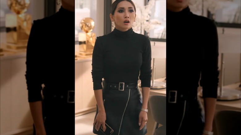 Brenda Song dans un col roulé noir et une jupe en cuir noire