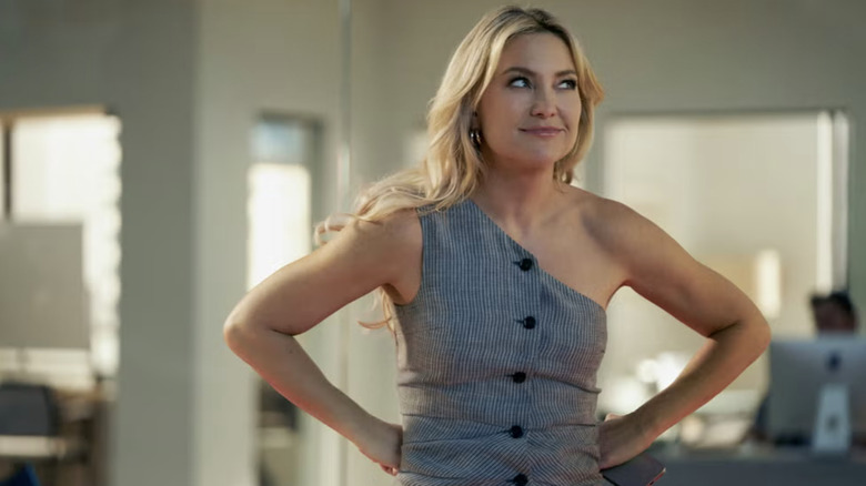 Kate Hudson dans un haut gris à une épaule et une éruption cutanée