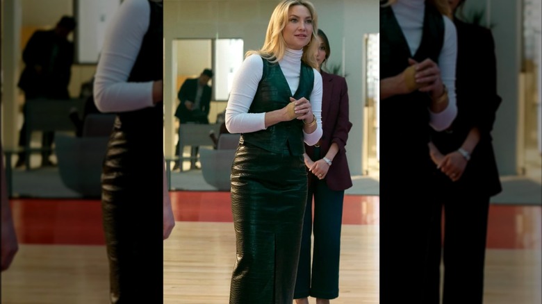 Kate Hudson dans un ensemble gilet et jupe en cuir avec un col roulé blanc en dessous