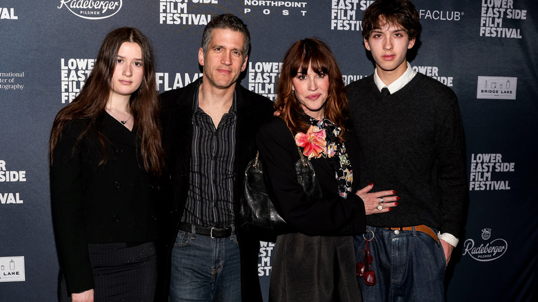 Panio Gianopoulos et Molly Ringwald posant avec leurs enfants Adele Georgiana Gianopoulos et Roman Stylianos Gianopoulos lors d'un événement sur le tapis rouge.