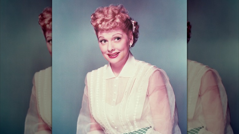 Un portrait colorisé en studio de Lucille Ball en 1955.