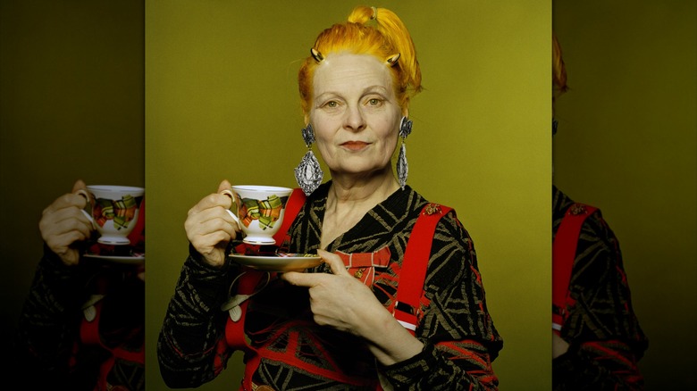 Un portrait de Vivienne Westwood tenant une tasse vers 2005.