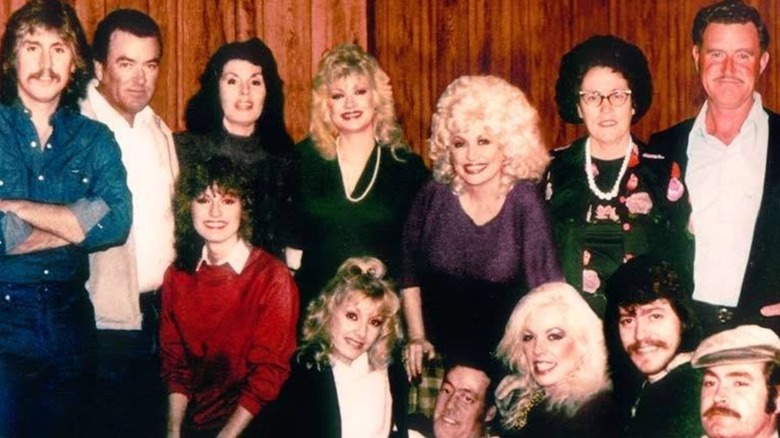 Dolly Parton est photographiée avec toute sa famille, y compris tous ses frères et sœurs et ses parents.