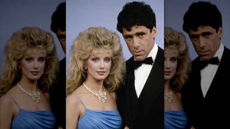 Morgan Fairchild dans une robe bleue et un collier de diamants et Elliott Gould en smoking lors d'une cérémonie de remise de prix.