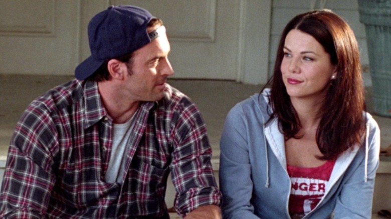 Lauren Graham et Scott Patterson se sourient alors qu'ils incarnent Lorelai Gilmore et Luke Danes dans Gilmore Girls