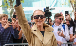 Céline Dion, 58 ans, nous rappelle que personne ne fait le street style comme elle dans un trench beige chic