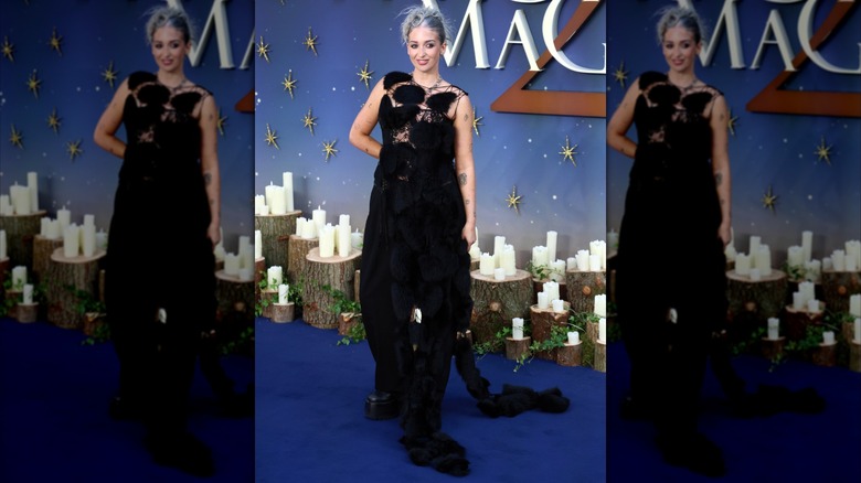 Harriet Rose portant une cape sur le tapis rouge de la première de Practical Magic 2