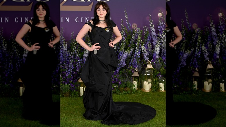 Maisie Williams vêtue d'une tenue noire lors de la première de Practical Magic 2