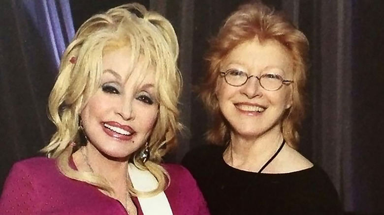 Dolly Parton et Judy Ogle souriantes