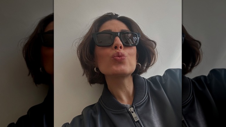 Une femme avec un carré brun agité
