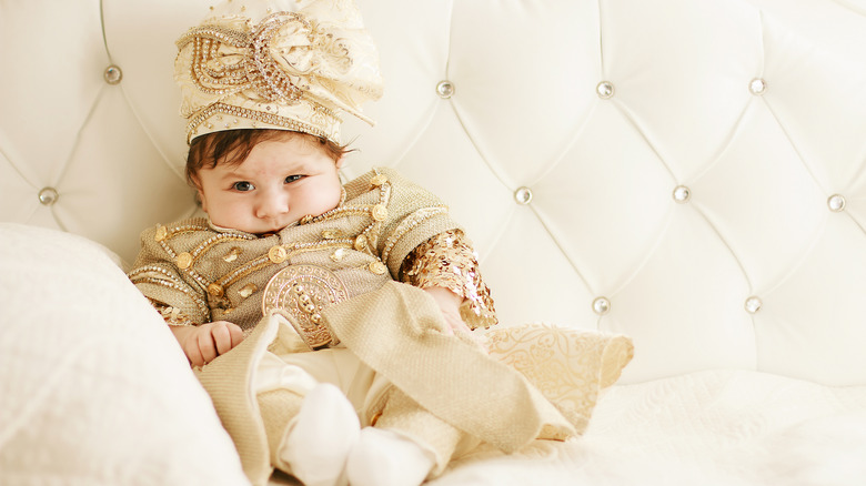 Bébé habillé en prince.