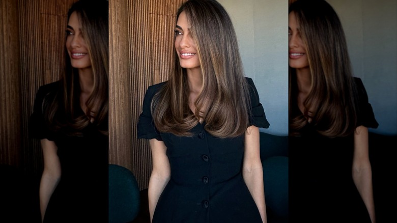 Amal Clooney aux cheveux châtain foncé portant une bulle éclatante