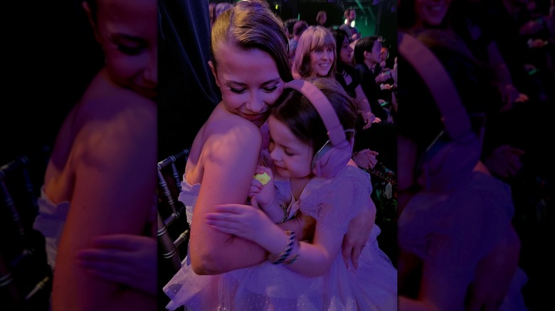 Bindi Irwin et sa fille Grace Irwin Powell s'embrassent, assises dans le public du DWTS