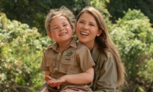 Les photos d&rsquo;enfance de Bindi Irwin à côté de sa fille Grace vous feront voir double