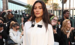 Citation du jour par Shay Mitchell : « C&rsquo;est difficile d&rsquo;être une fille. Je pense que nous avons besoin de tout le…&rsquo;