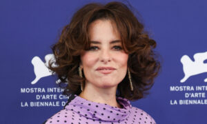 Parker Posey réalise le renouveau capillaire des années 70 au Festival du film de Venise et nous sommes obsédés