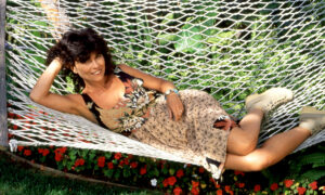 Vous vous souvenez de la star des années 80, Adrienne Barbeau ? Elle est toujours étonnante aujourd&rsquo;hui