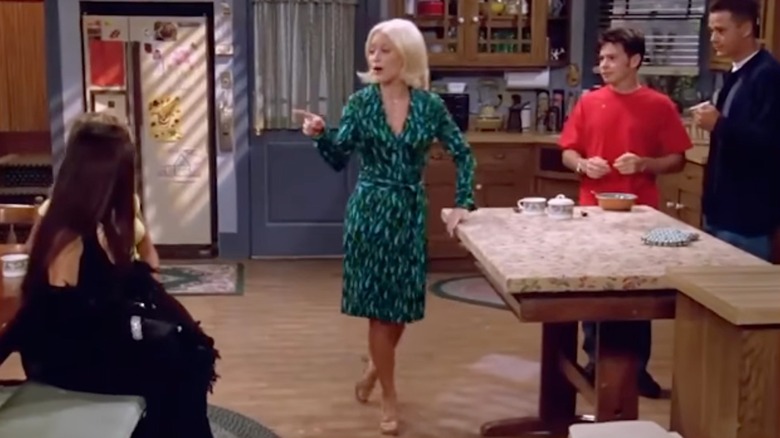 Staci Keanan porte une robe portefeuille dans un épisode de 