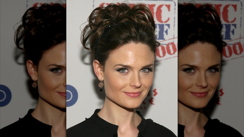 Emily Deschanel aux cheveux châtain foncé le 18 novembre 2006