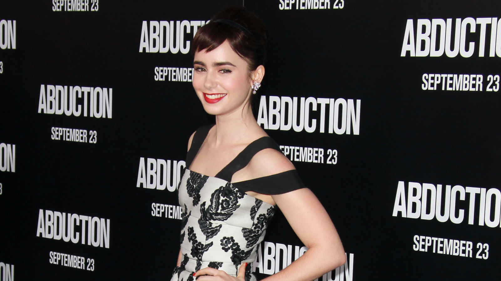 10 fois où Lily Collins a canalisé Audrey Hepburn avant de jouer la star légendaire