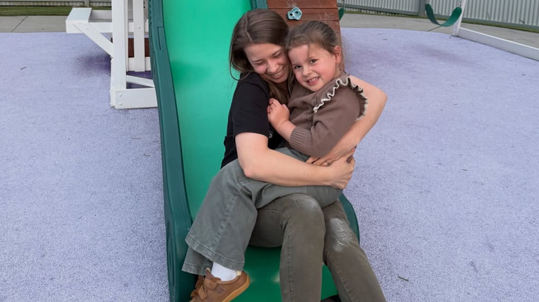 Bindi Irwin posant pour une photo sur une diapositive avec sa fille Grace Warrior