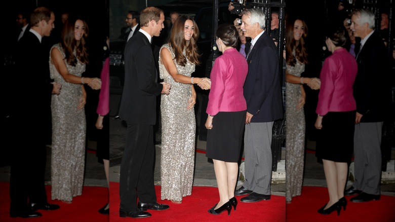 Kate Middleton sourit dans une robe longue à sequins argentés aux côtés du prince William