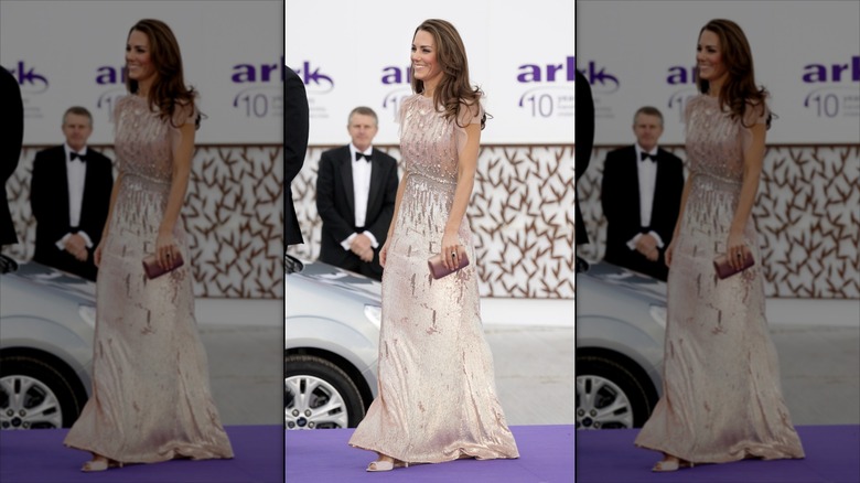 Kate Middleton porte une robe rose poudré ornée de manches fluides