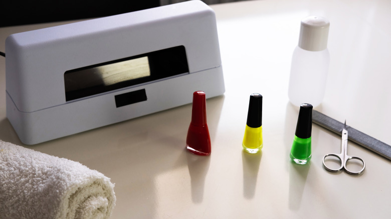 Produits nécessaires pour une manucure en gel, y compris du vernis gel et une lampe LED