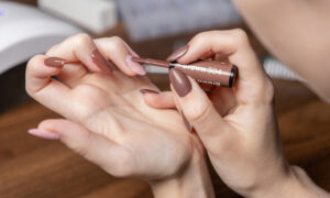 Comment vous offrir la manucure en gel parfaite à la maison