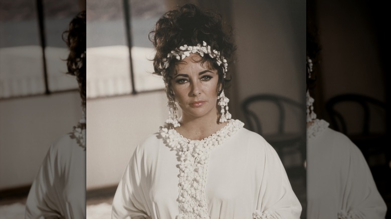 Elizabeth Taylor dans le rôle de Flora dans 