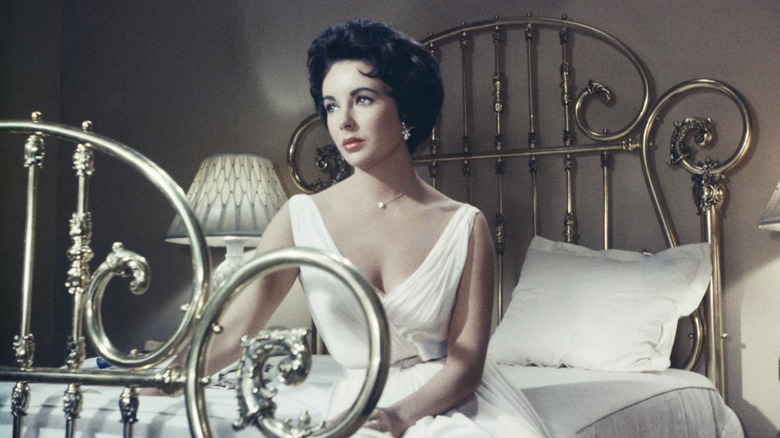 Elizabeth Taylor dans le rôle de Maggie Pollitt dans 