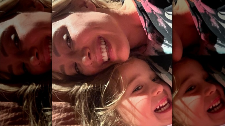 Hilary Duff et sa fille Banks se blottissent les cheveux lâchés et la tête ensemble sur un oreiller avant de se coucher.