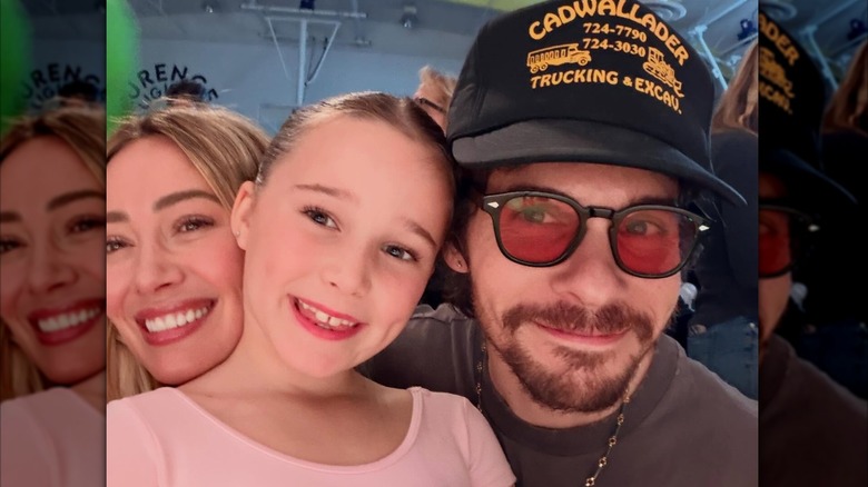 Hilary Duff et son mari Matthew Koma posent avec leur fille Banks dans son justaucorps rose après un spectacle de danse en 2026.