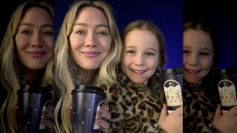 Hilary Duff porte ses cheveux blonds en vagues lâches tout en posant avec sa fille Banks tout en tenant des chocolats chauds.