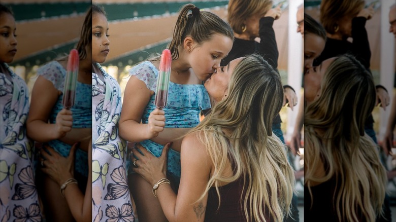 Hilary Duff porte ses longs cheveux blonds détachés en embrassant sa fille Banks lors de sa fête de 7 ans, en 2026.