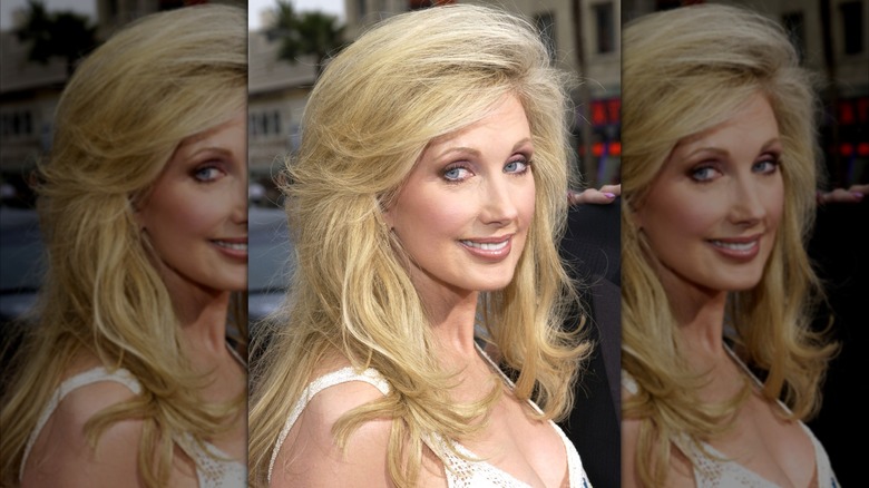 Morgan Fairchild en 2023 avec des cheveux légèrement frisés et une robe blanche.