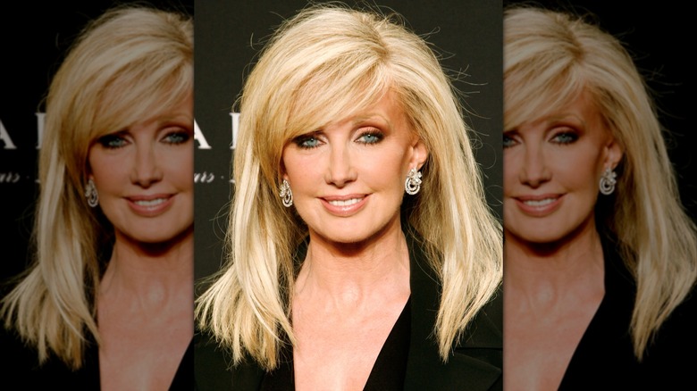 Morgan Fairchild lors d'un événement en 2009 avec des cheveux lisses vêtus de noir.