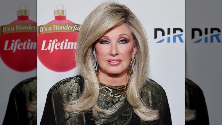 Morgan Fairchild lors d'un événement en 2023 avec une éruption douce et une frange latérale.