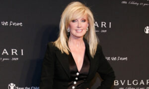 8 photos de la frange volumineuse de Morgan Fairchild qui vous feront prendre les ciseaux
