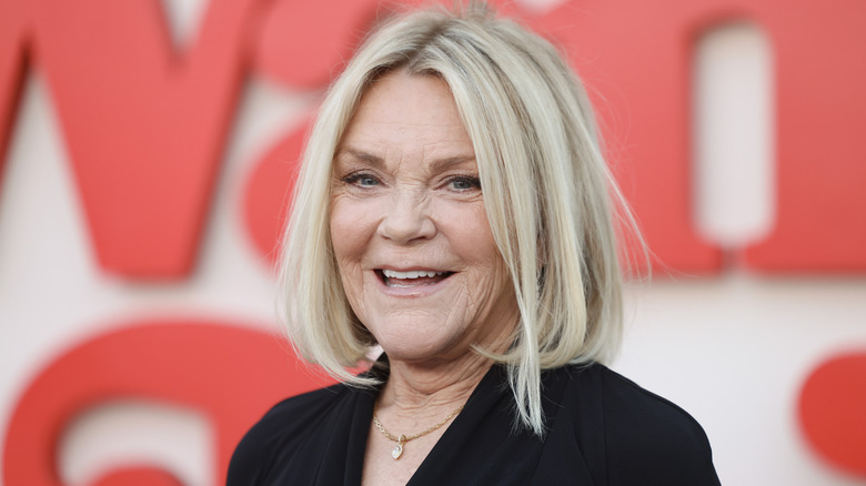 L'actrice Stephanie Faracy sourit devant un arrière-plan flou lors d'un événement sur le tapis rouge.