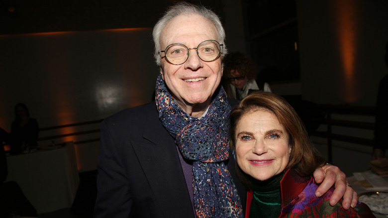 Tovah Feldshuh pose avec son mari de longue date Andrew Harris Levy lors d'un événement de presse.