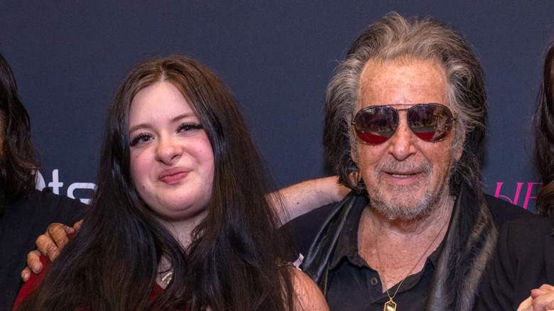 Olivia et Al Pacino posent sur un tapis rouge en 2026