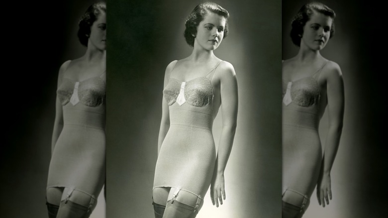 Une photo en noir et blanc d’une femme portant de la lingerie modeste